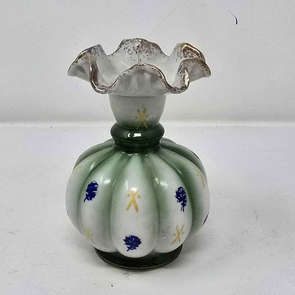 Vtg gold trimmed green/white vase‎ blue flowers mid century shabby chic cottage